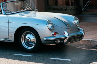 Monte-Carlo, Monaco, - 09 Eylül 2018: Üstü açılır lüks gri bir araba Porsche 356, sokağa park edilmiş, yakın görüş, arka planda dükkan penceresi. Fransız Riviera Yolu