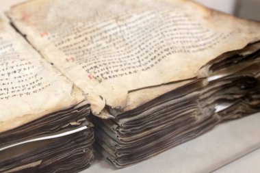 açık ciltli eski kitap