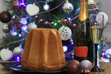 Noel kompozisyonu pasta ve bir şişe şarapla