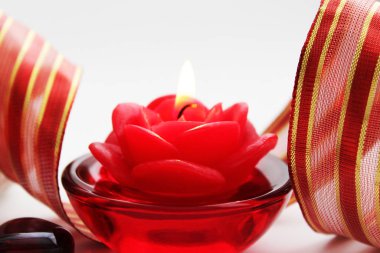 Beyaz kurdeleli kırmızı mum.