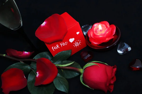 Rose rouge, verre de vin et coeur rouge pour la Saint Valentin — Photo