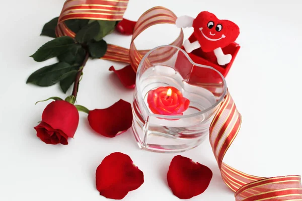 Komposition mit roter Rose und roter Kerze — Stockfoto