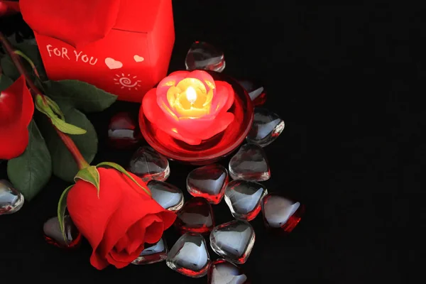 Komposition mit roter Rose, roter Kerze und Geschenk für Sie — Stockfoto
