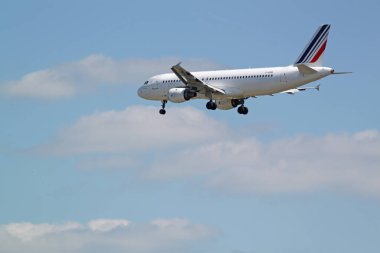 Yolcu uçağı Boeing Paris Orly Havaalanı, Fransa 'dan kalkıyor.