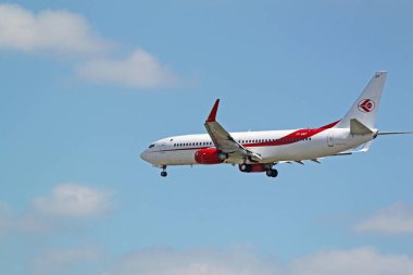 Paris, Fransa - 12 Mayıs 2012: Yolcu uçağı Boeing 737 Paris Orly Havaalanı, Fransa.