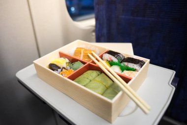 Trende Japon bento öğle yemeği kutusu.