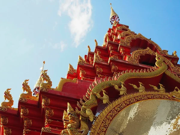 Traditionelles Tempeltor Mit Goldenen Schlangen Und Schwänen — Stockfoto