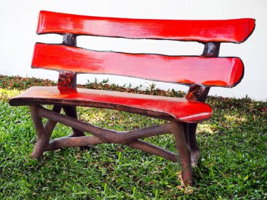 Şehir Parkı içinde izole bir rustik kırmızı ahşap Bank