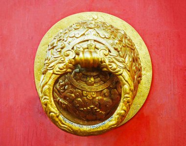 Kırmızı ahşap antika kapı kolu