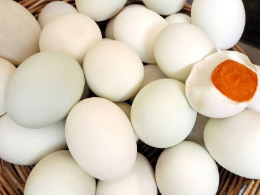 Ev yapımı tuzlu yumurta sepet