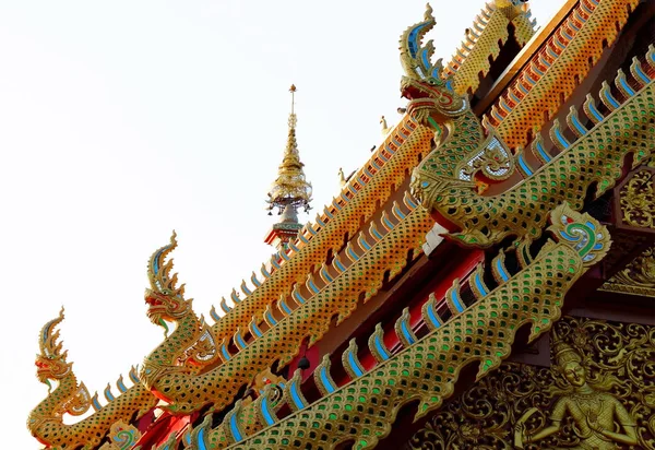 Egzotyczne złoty wąż rzeźby na dachu świątyni — Zdjęcie stockowe