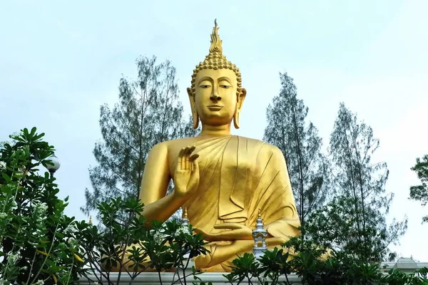 Egy Nagy Arany Buddha Szobor Helyi Templomban — Stock Fotó