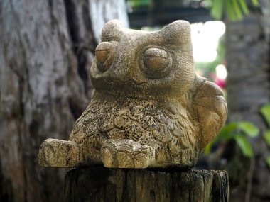 Geleneksel baykuş kumtaşı heykelinin Şehir Parkı