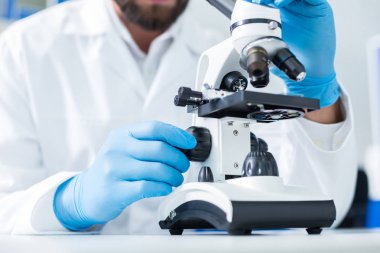 Laboratuvar ekipmanları. Laboratuvarda bilimsel araştırmalar için kullanılan profesyonel bir mikroskobun yakın çekim