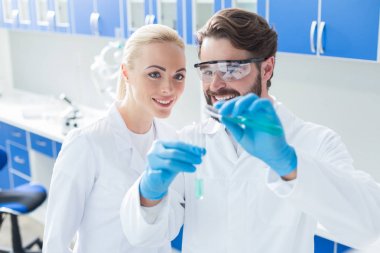 Birlikte çalışan güzel pozitif kimyagerler