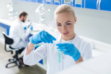 Test tüpleri arayan güzel neşeli kadın