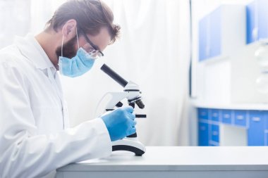 İlginç bir iş. Ciddi iyi akıllı adam laboratuarda oturan ve bir biyolog olarak çalışırken mikroskop içine bakarak