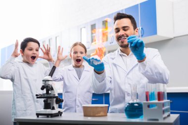 Meşgul iyi adam ve çocuklar reaktifleri ile deneme