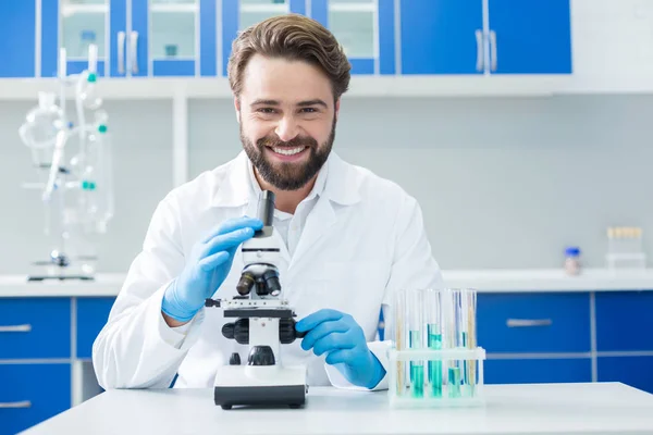 Pesquisa Bem Sucedida Feliz Cientista Encantado Positivo Sentado Frente Microscópio — Fotografia de Stock