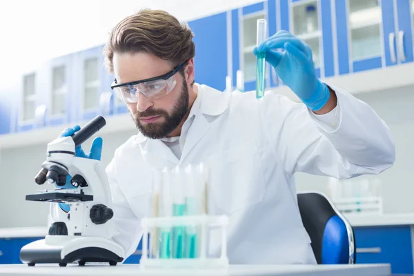 Proyecto Científico Trabajo Duro Inteligente Serio Sosteniendo Tubo Ensayo Mirando — Foto de Stock