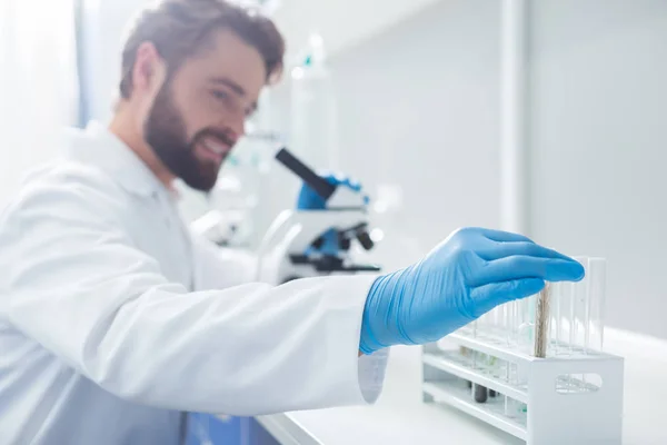 Laboratorio Científico Enfoque Selectivo Mano Del Científico Sacando Del Tubo — Foto de Stock