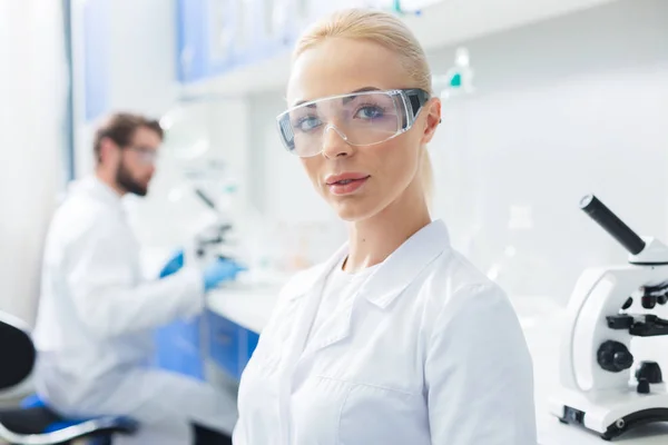 Retrato de uma cientista feminina alegre — Fotografia de Stock