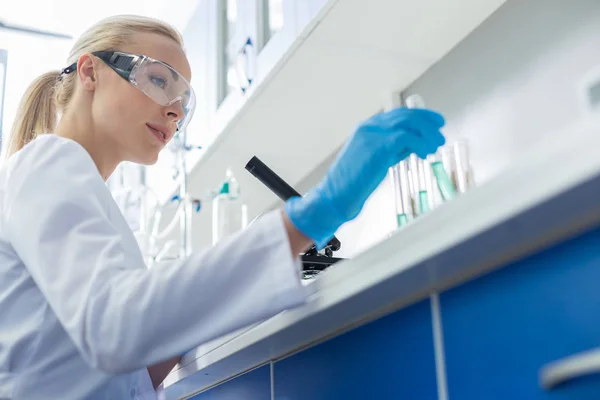 Ciência Moderna Cientista Inteligente Positiva Sorrindo Furando Tubo Ensaio Enquanto — Fotografia de Stock