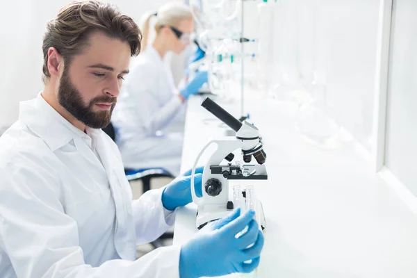 Professioneller männlicher Biologe konzentriert sich auf seine Arbeit — Stockfoto