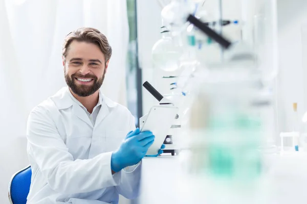 Humor Positivo Cientista Agradável Alegre Sentado Cadeira Sorrindo Para Você — Fotografia de Stock