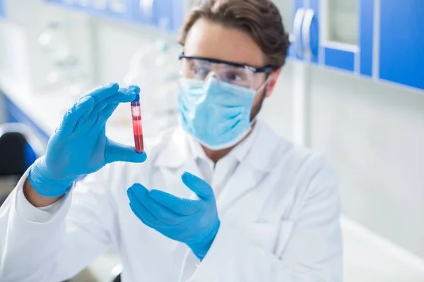 Teste Sangue Foco Seletivo Uma Amostra Sangue Sendo Usada Laboratório — Fotografia de Stock