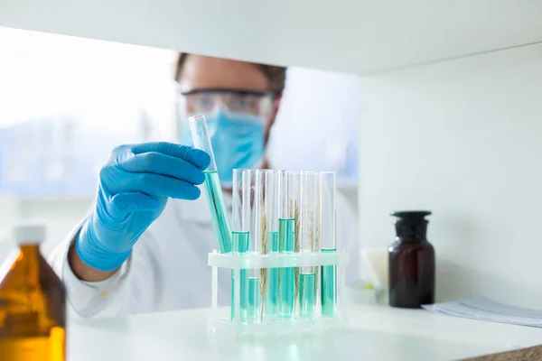 Muestra Laboratorio Enfoque Selectivo Del Tubo Ensayo Con Líquido Azul —  Fotos de Stock