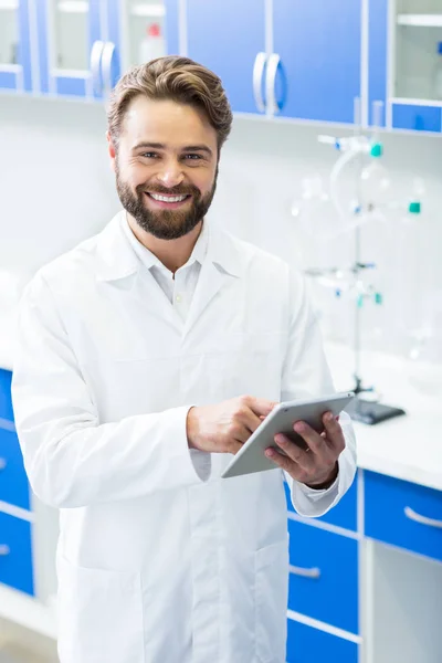 Aparelho Tecnológico Encantado Bonito Bonito Homem Segurando Tablet Sorrindo Enquanto — Fotografia de Stock