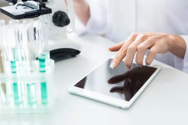 Innovatív Készülék Közel Modern Innovatív Tabletta Feküdt Asztalra Laborban — Stock Fotó