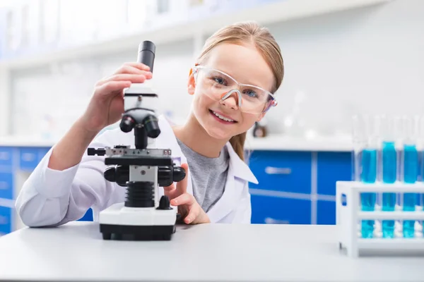 Profesjonalne Laboratorium Jolly Cute Optymistyczne Dziewczyna Dotykając Mikroskopu Podczas Noszenia — Zdjęcie stockowe
