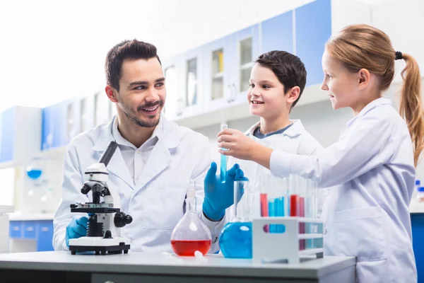 Lindo hombre agradable y niños experimentando juntos — Foto de Stock