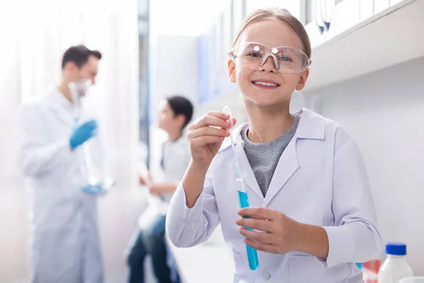 Bella ragazza che studia reazione chimica — Foto Stock