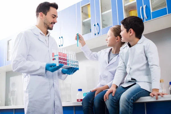 Hombre optimista vigoroso y niños esperando resultados — Foto de Stock