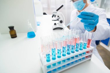 Doğru oran. Pipet tutarken ve sıvı dökerken eldivenlerde güçlü erkek el giydirme