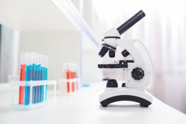 Modern mikroskop. Yüzeyde kalan ve kullanım için bekleyen gelişmiş profesyonel mikroskop