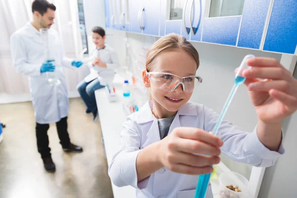 Entusiástico tipo menina testando reagente — Fotografia de Stock