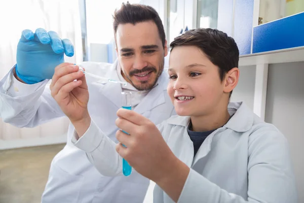 Doğru Prosedür Küçük Çocuk Şişe Tutan Laboratuvar Önlüğü Giyen Çekici — Stok fotoğraf