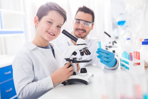 Mejor Trabajo Entusiasta Alegre Niño Que Sintoniza Microscopio Mientras Mira — Foto de Stock