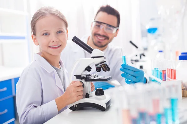 Osservazione Emozionante Allegro Felice Ragazza Positiva Sorridente Mentre Tocca Microscopio — Foto Stock