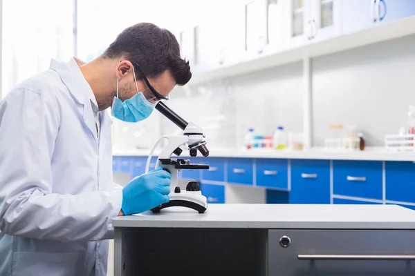 Studio Successo Abilità Ambizioso Assistente Laboratorio Maschile Piedi Profilo Durante — Foto Stock