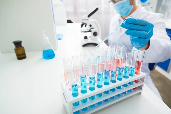 Doğru oran. Pipet tutarken ve sıvı dökerken eldivenlerde güçlü erkek el giydirme