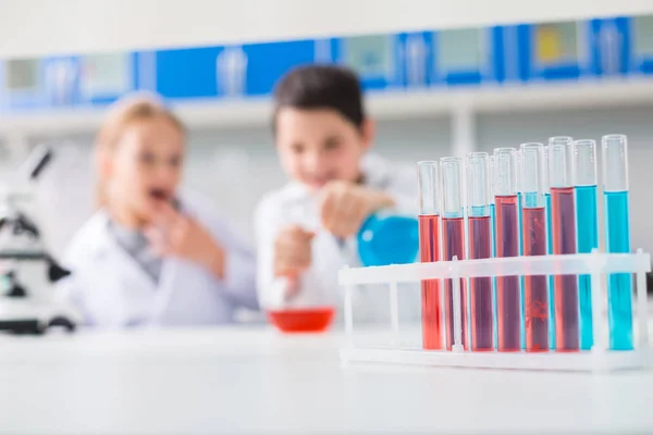 Laboratorio Chimico Focus Selettivo Delle Provette Piedi Sul Tavolo Nel — Foto Stock