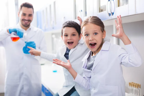 Felices niños salidos observando el experimento — Foto de Stock