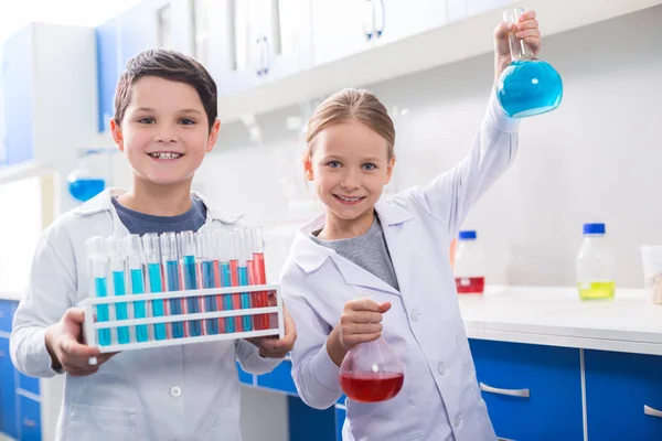Lección Química Lindos Niños Inteligentes Positivos Mirándote Llevando Reactivos Químicos — Foto de Stock