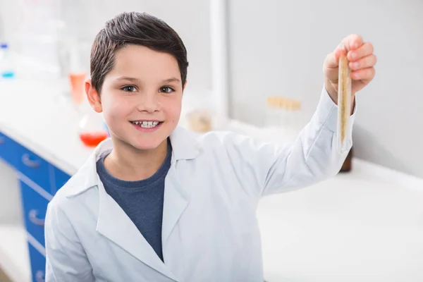 Orgulloso Del Resultado Feliz Feliz Niño Feliz Mostrando Vial Mientras — Foto de Stock