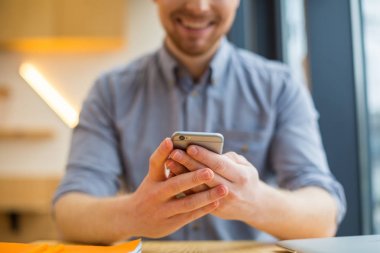 Modern bir cihaz. Modern yenilikçi bir akıllı telefon tutan erkek ellerin seçici odak